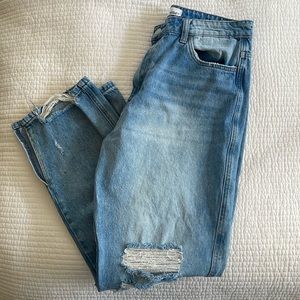Vervet size 31 100% cotton distressed with split inside seam on leg